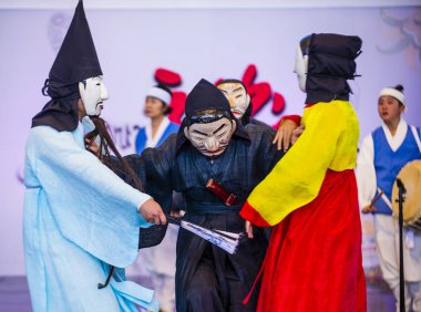 Andong, Kore - Ekim 01: traditinal Andong Güney Kore, Kore Maskdance üzerinde 01 Ekim 2018 gerçekleştirme aktörler, Maskdance Festivali Andong içinde her yıl düzenlenen