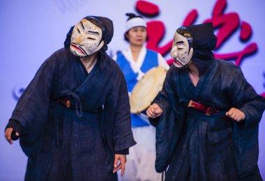 Andong, Kore - Ekim 01: traditinal Andong Güney Kore, Kore Maskdance üzerinde 01 Ekim 2018 gerçekleştirme aktörler, Maskdance Festivali Andong içinde her yıl düzenlenen