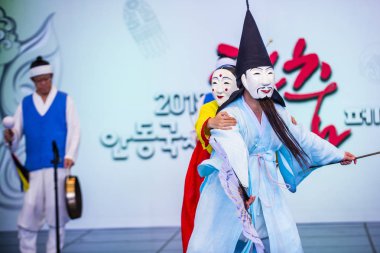 Andong, Kore - Ekim 01: traditinal Andong Güney Kore, Kore Maskdance üzerinde 01 Ekim 2018 gerçekleştirme aktörler, Maskdance Festivali Andong içinde her yıl düzenlenen