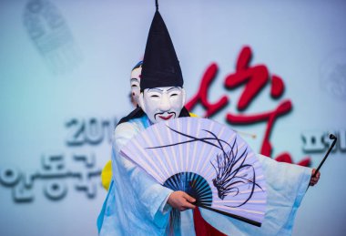 Andong, Kore - Ekim 01: traditinal Andong Güney Kore, Kore Maskdance üzerinde 01 Ekim 2018 gerçekleştirme aktör, Maskdance Festivali Andong içinde her yıl düzenlenen