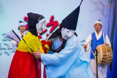 Andong, Kore - Ekim 01: traditinal Andong Güney Kore, Kore Maskdance üzerinde 01 Ekim 2018 gerçekleştirme aktörler, Maskdance Festivali Andong içinde her yıl düzenlenen