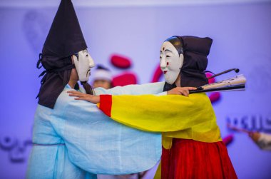 Andong, Kore - Ekim 01: traditinal Andong Güney Kore, Kore Maskdance üzerinde 01 Ekim 2018 gerçekleştirme aktörler, Maskdance Festivali Andong içinde her yıl düzenlenen