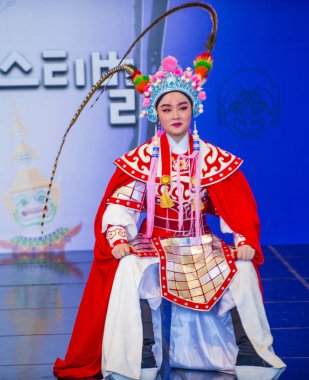 Andong, Kore - Ekim 01: Üzerinde 01 Ekim 2018 Andong Güney Kore'de düzenlenen Maskdance Festivali Çin dansçılar gerçekleştirmek