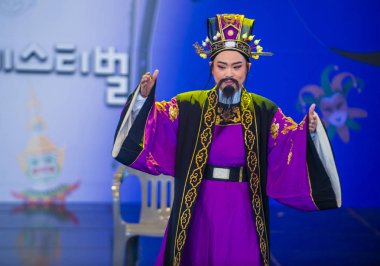 Andong, Kore - Ekim 01: Üzerinde 01 Ekim 2018 Andong Güney Kore'de düzenlenen Maskdance Festivali Çin dansçılar gerçekleştirmek