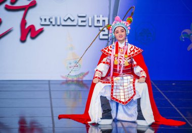 Andong, Kore - Ekim 01: Üzerinde 01 Ekim 2018 Andong Güney Kore'de düzenlenen Maskdance Festivali Çin dansçılar gerçekleştirmek