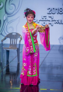 Andong, Kore - Ekim 01: Üzerinde 01 Ekim 2018 Andong Güney Kore'de düzenlenen Maskdance Festivali Çin dansçılar gerçekleştirmek