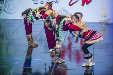 Andong, Kore - Ekim 02: Üzerinde 02 Ekim 2018 Andong Güney Kore'de düzenlenen Uluslararası Maskdance Festivali'nde halk Ensemble Yakutya Gulun Rusya'dan dansçılar gerçekleştirmek