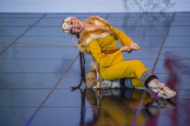 Andong, Kore - Ekim 02: dansçı halk Ensemble Gulun, Yakutya Kuzey Rusya gerçekleştirmek üzerinde 02 Ekim 2018 Andong Güney Kore'de düzenlenen Uluslararası Maskdance Festivali