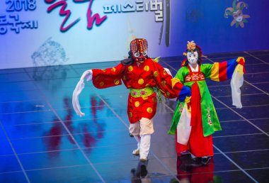 Andong, Kore - Ekim 01: traditinal Andong Güney Kore, Kore Maskdance üzerinde 01 Ekim 2018 gerçekleştirme aktörler, Maskdance Festivali Andong içinde her yıl düzenlenen