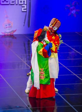 Andong, Kore - Ekim 01: traditinal Andong Güney Kore, Kore Maskdance üzerinde 01 Ekim 2018 gerçekleştirme aktörler, Maskdance Festivali Andong içinde her yıl düzenlenen