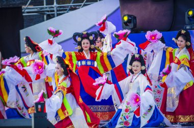Andong, Kore - Ekim 02: Kore Halk dansçılar Andong Güney Kore'de Maskdance Festivali'nde üzerinde 02 Ekim 2018 gerçekleştirmek