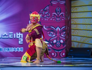 Andong, Kore - Ekim 01: maske dans festivali traditinal Tay Khon dansta Andong Güney Kore'de üzerinde 01 Ekim 2018 gerçekleştirme Tay dansçı 