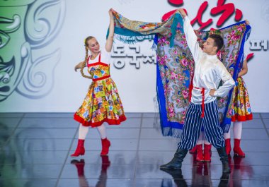 Andong, Kore - Ekim 01: Rovesniki koreografik Ensemble Russain dansçılar üzerinde 01 Ekim 2018 Andong Güney Kore'de düzenlenen Maskdance festivalinde gerçekleştirmek