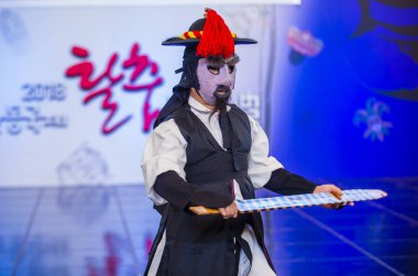 Andong, Kore - Ekim 01: Andong Güney Kore, geleneksel Kore Maskdance üzerinde 01 Ekim 2018 gerçekleştirme aktör, Maskdance Festivali Andong içinde her yıl düzenlenen