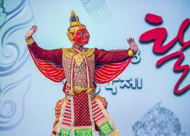 Andong, Kore - Ekim 01: maske dans festivali traditinal Tay Khon dansta Andong Güney Kore'de üzerinde 01 Ekim 2018 gerçekleştirme Tay dansçı 