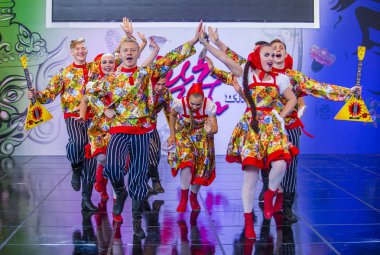 Andong, Kore - Ekim 01: Rovesniki koreografik Ensemble Russain dansçılar üzerinde 01 Ekim 2018 Andong Güney Kore'de düzenlenen Maskdance festivalinde gerçekleştirmek