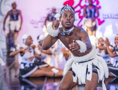 Andong, Kore - Ekim 03: Amazebra folklor dans topluluğu Güney Afrikalı dansçılar üzerinde 03 Ekim 2018 Andong Güney Kore'de düzenlenen Maskdance festivalinde gerçekleştirmek