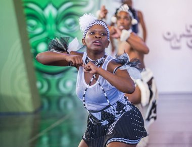 Andong, Kore - Ekim 03: Amazebra folklor dans topluluğu Güney Afrikalı dansçılar üzerinde 03 Ekim 2018 Andong Güney Kore'de düzenlenen Maskdance festivalinde gerçekleştirmek