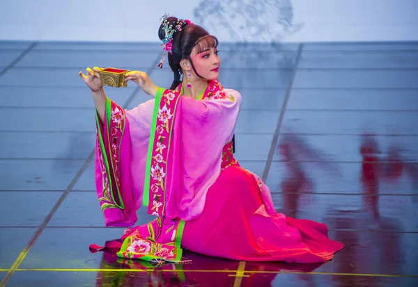 10月01日 中国舞者在2018年10月1日在韩国安东举行的马斯跳节上表演 — 图库照片