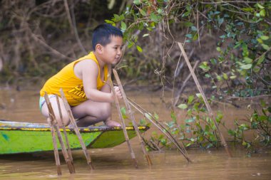 Luang Prabang, Laos - Ağustos 12: Laos balıkçı Luang Prabang Laos Mekong üzerinde 12 Ağustos 2018, Mekong Nehri, Asya'nın en uzun nehir biridir