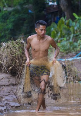 Luang Prabang, Laos - Ağustos 12: Laos balıkçı Luang Prabang Laos Mekong üzerinde 12 Ağustos 2018, Mekong Nehri, Asya'nın en uzun nehir biridir