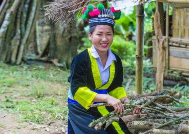 Bam Na Ouan, Laos - Ağustos 13: Bam Na Ouan köyü Laos üzerinde 13 Ağustos 2018 Hmong azınlıkta kızdan. Hmong azınlık Laos 49 etnik gruplarından biridir 