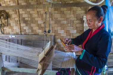 Luang Prabang, Laos - Ağustos 14: Laos weaver Luang Prabang Laos üzerinde 14 Ağustos 2018 yakınlarındaki bir kasabada. Laos hayatımızda köylerde nüfusun neredeyse yüzde 70'i 