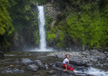 Batad, Filipinler - Mayıs 02: Batad üzerinde 02 Mayıs 2018 Türkiye bir şelale yakınındaki Ifugao azınlık kızdan. Kuzey Filipinler dağların çoğunlukla canlı Ifugao azınlık