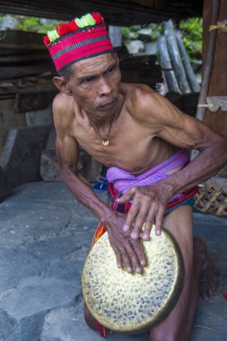 Banaue, Filipinler - Mayıs 02: Banaue 02 Mayıs 2018 Filipinler Ifugao azınlık bir adam portresi. Kuzey Filipinler dağların çoğunlukla canlı Ifugao azınlık