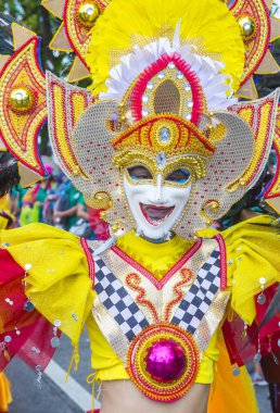 Bacolod, Filipinler - Ekim 28: Katılımcı Bacolod Filipinler üzerinde 28 Ekim 2018 Masskara Festivali. Ekim ayının dördüncü her Pazar günü düzenlenen bir yıllık festival Masskara olduğunu
