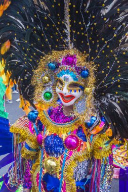 Bacolod, Filipinler - Ekim 28: Katılımcı Bacolod Filipinler üzerinde 28 Ekim 2018 Masskara Festivali. Ekim ayının dördüncü her Pazar günü düzenlenen bir yıllık festival Masskara olduğunu