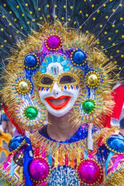 Bacolod, Filipinler - Ekim 28: Katılımcı Bacolod Filipinler üzerinde 28 Ekim 2018 Masskara Festivali. Ekim ayının dördüncü her Pazar günü düzenlenen bir yıllık festival Masskara olduğunu