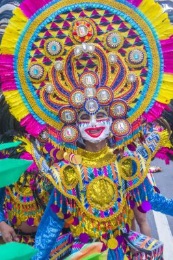 Bacolod, Filipinler - Ekim 28: Katılımcı Bacolod Filipinler üzerinde 28 Ekim 2018 Masskara Festivali. Ekim ayının dördüncü her Pazar günü düzenlenen bir yıllık festival Masskara olduğunu