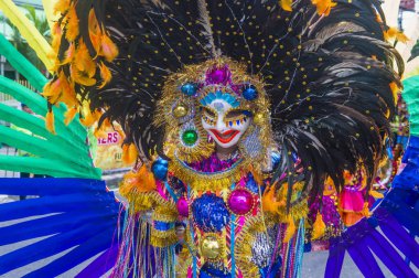 Bacolod, Filipinler - Ekim 28: Katılımcı Bacolod Filipinler üzerinde 28 Ekim 2018 Masskara Festivali. Ekim ayının dördüncü her Pazar günü düzenlenen bir yıllık festival Masskara olduğunu