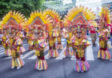Bacolod, Filipinler - Ekim 28: Katılımcılar üzerinde 28 Ekim 2018 Bacolod Filipinler Masskara Festivali. Ekim ayının dördüncü her Pazar günü düzenlenen bir yıllık festival Masskara olduğunu