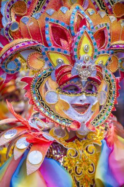 Bacolod, Filipinler - Ekim 28: Katılımcı Bacolod Filipinler üzerinde 28 Ekim 2018 Masskara Festivali. Ekim ayının dördüncü her Pazar günü düzenlenen bir yıllık festival Masskara olduğunu