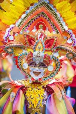 Bacolod, Filipinler - Ekim 28: Katılımcı Bacolod Filipinler üzerinde 28 Ekim 2018 Masskara Festivali. Ekim ayının dördüncü her Pazar günü düzenlenen bir yıllık festival Masskara olduğunu