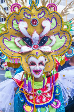 Bacolod, Filipinler - Ekim 28: Katılımcı Bacolod Filipinler üzerinde 28 Ekim 2018 Masskara Festivali. Ekim ayının dördüncü her Pazar günü düzenlenen bir yıllık festival Masskara olduğunu