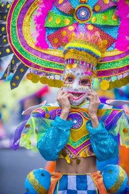 Bacolod, Filipinler - Ekim 28: Katılımcı Bacolod Filipinler üzerinde 28 Ekim 2018 Masskara Festivali. Ekim ayının dördüncü her Pazar günü düzenlenen bir yıllık festival Masskara olduğunu