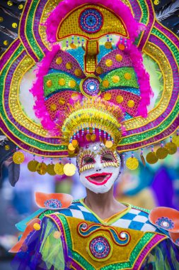 Bacolod, Filipinler - Ekim 28: Katılımcı Bacolod Filipinler üzerinde 28 Ekim 2018 Masskara Festivali. Ekim ayının dördüncü her Pazar günü düzenlenen bir yıllık festival Masskara olduğunu