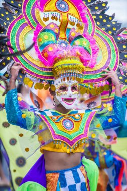 Bacolod, Filipinler - Ekim 28: Katılımcı Bacolod Filipinler üzerinde 28 Ekim 2018 Masskara Festivali. Ekim ayının dördüncü her Pazar günü düzenlenen bir yıllık festival Masskara olduğunu
