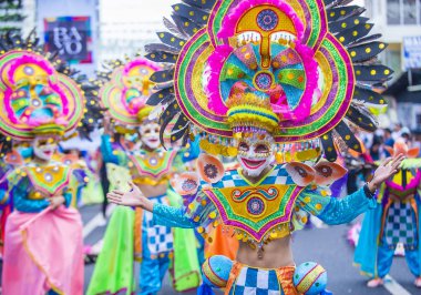 Bacolod, Filipinler - Ekim 28: Katılımcılar üzerinde 28 Ekim 2018 Bacolod Filipinler Masskara Festivali. Ekim ayının dördüncü her Pazar günü düzenlenen bir yıllık festival Masskara olduğunu