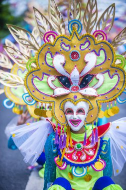 Bacolod, Filipinler - Ekim 28: Katılımcı Bacolod Filipinler üzerinde 28 Ekim 2018 Masskara Festivali. Ekim ayının dördüncü her Pazar günü düzenlenen bir yıllık festival Masskara olduğunu