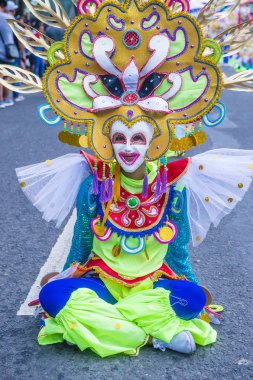 Bacolod, Filipinler - Ekim 28: Katılımcı Bacolod Filipinler üzerinde 28 Ekim 2018 Masskara Festivali. Ekim ayının dördüncü her Pazar günü düzenlenen bir yıllık festival Masskara olduğunu