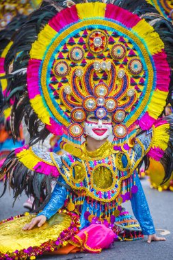 Bacolod, Filipinler - Ekim 28: Katılımcı Bacolod Filipinler üzerinde 28 Ekim 2018 Masskara Festivali. Ekim ayının dördüncü her Pazar günü düzenlenen bir yıllık festival Masskara olduğunu