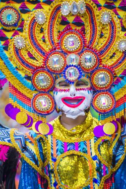 Bacolod, Filipinler - Ekim 28: Katılımcı Bacolod Filipinler üzerinde 28 Ekim 2018 Masskara Festivali. Ekim ayının dördüncü her Pazar günü düzenlenen bir yıllık festival Masskara olduğunu