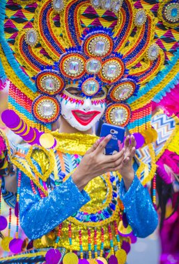 Bacolod, Filipinler - Ekim 28: Katılımcı Bacolod Filipinler üzerinde 28 Ekim 2018 Masskara Festivali. Ekim ayının dördüncü her Pazar günü düzenlenen bir yıllık festival Masskara olduğunu