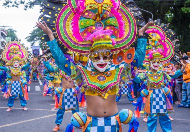 Bacolod, Filipinler - Ekim 28: Katılımcılar üzerinde 28 Ekim 2018 Bacolod Filipinler Masskara Festivali. Ekim ayının dördüncü her Pazar günü düzenlenen bir yıllık festival Masskara olduğunu