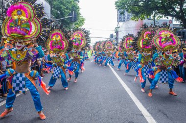 Bacolod, Filipinler - Ekim 28: Katılımcılar üzerinde 28 Ekim 2018 Bacolod Filipinler Masskara Festivali. Ekim ayının dördüncü her Pazar günü düzenlenen bir yıllık festival Masskara olduğunu