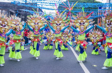 Bacolod, Filipinler - Ekim 28: Katılımcılar üzerinde 28 Ekim 2018 Bacolod Filipinler Masskara Festivali. Ekim ayının dördüncü her Pazar günü düzenlenen bir yıllık festival Masskara olduğunu